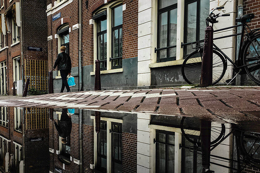 Fiets staat tegen Amsterdams paaltje.