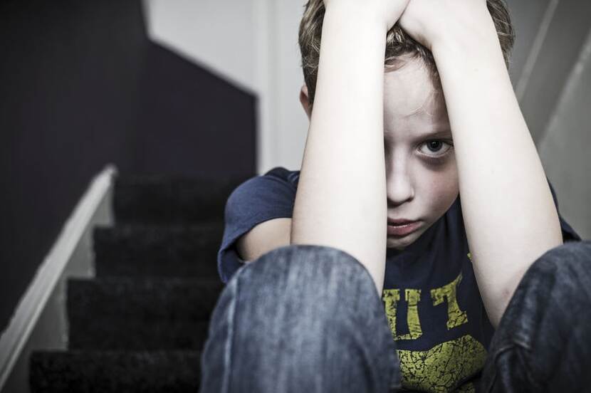 Close up jongen op trap