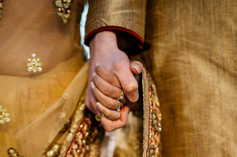 Man en vrouw hebben handen ineengeslagen.