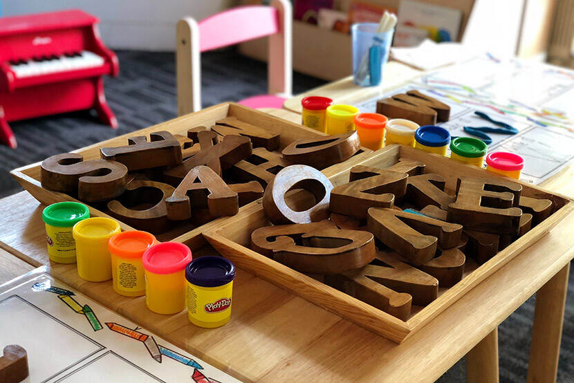 Schooltafel met houten letters.